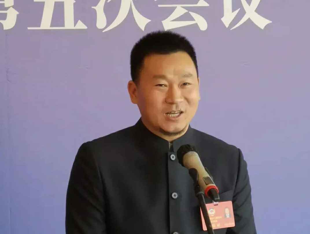 为进一步展示市政协团结、民主、开放、自信的形象，向市民和网友展示政协委员的履职风采，中山市政协十二届五次会议在2月4日上午开幕前开设“委员通道”，市政协委员、乐鱼·体育-乐鱼(中国)一站式服务官方网站公司总经理陈朝阳走进“委员通道”，回应社会关切的问题。他就如何做好城市应急管理规划的问题进行发言，并回答记者提问。.jpg